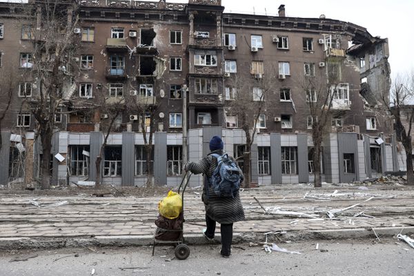 Ukrainian soldiers hold out in Mariupol as Russia demands surrender, Pope Francis laments ‘Easter of War’