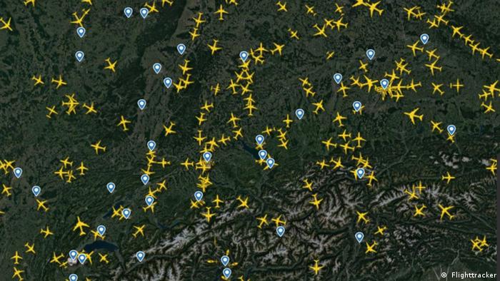 A screenshot of the website showing dozens of yellow airplane icons and blue location markers